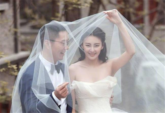 2016年,张雨绮与相识仅70天的富商袁巴元迅速步入婚姻殿堂,随即迎来一对龙凤胎。